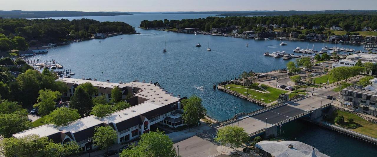 359 Edgewater Inn Charlevoix Buitenkant foto